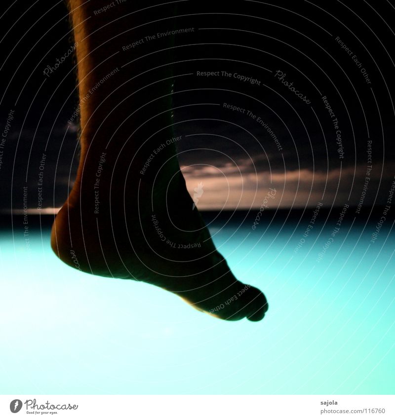 fussbar wichtig Erholung Meer Mann Erwachsene Fuß Wasser Himmel Wolken Wetter genießen Pause Körperteile türkis Borneo Abenddämmerung Silhouette Farbfoto