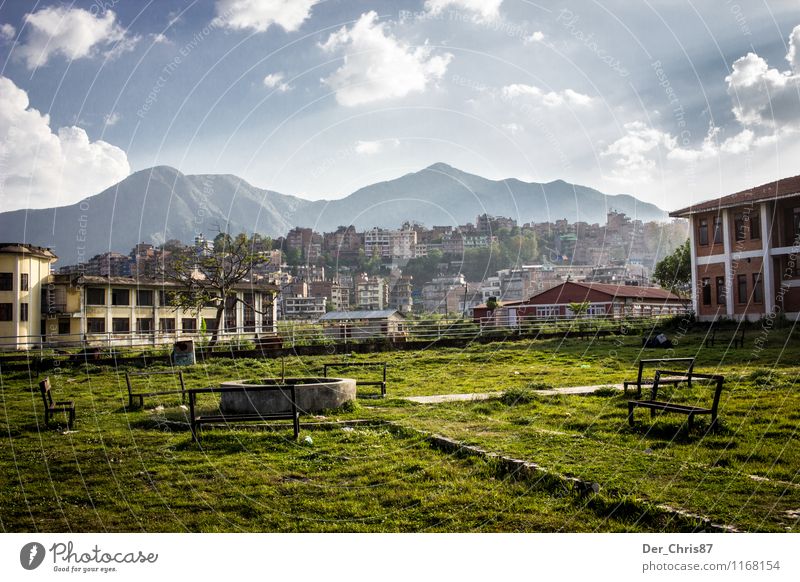 Schulhof in Kathmandu Landschaft Himmel Wolken Sonnenlicht Schönes Wetter Berge u. Gebirge Himalaya Menschenleer Park Garten schön Geborgenheit Fernweh