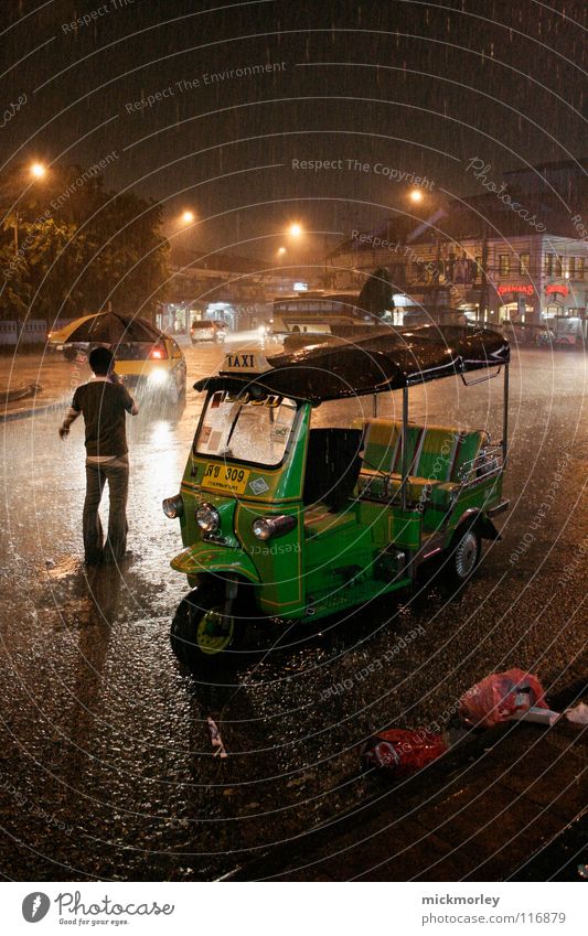 bangkok monsun Monsun Thailand Bangkok Sturm Taxi strömen Regenschirm Wassermassen Stadt Nacht ignorieren extrem Verkehr Licht Kunstlicht Müll dunkel schwarz