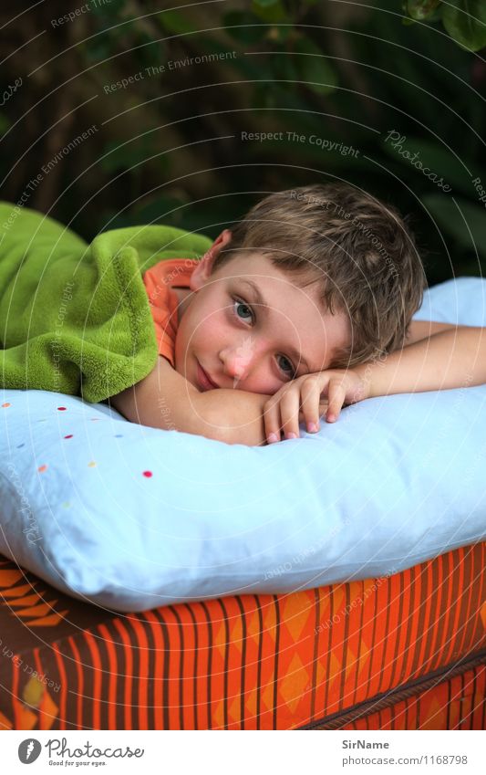 368 Freizeit & Hobby Häusliches Leben Wohnung Garten Bett Junge Kindheit 3-8 Jahre brünett Kopfkissen Schlafmatratze Decke Erholung genießen Lächeln liegen