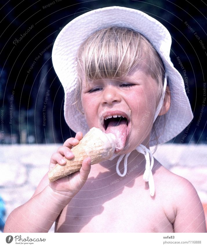 schmeckt`s? Kind Mädchen Sommer Strand lecker Porträt Süßwaren Eis Sonne genießen Ernährung eis essen Zunge hell Essen