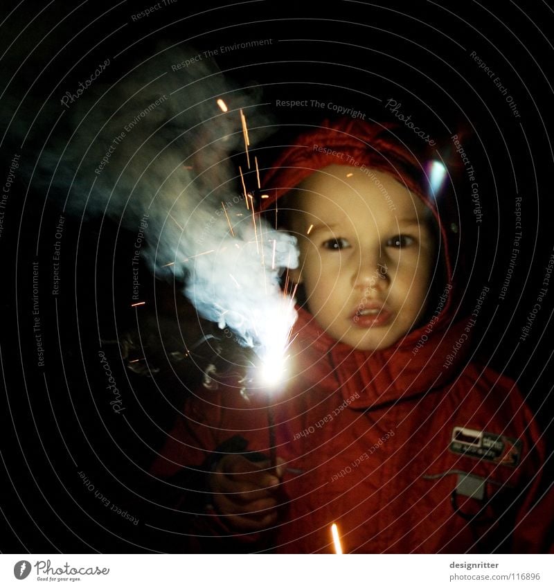 Feuerwerker Wunderkerze Silvester u. Neujahr Kind entdecken Mut Spielen gefährlich Brand Bengalisches Feuer Junge Fasziation Begeisterung Pyrotechnik Pyromanie
