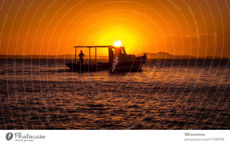 Das Fischerboot im Abendrot Fischereiwirtschaft 1 Mensch Natur Sonnenaufgang Sonnenuntergang Schönes Wetter Berge u. Gebirge Meer Schifffahrt Motorboot