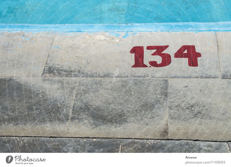 Stein Nr. 134 Schwimmbad Terrasse Pflastersteine Beton Ziffern & Zahlen Schilder & Markierungen Linie kalt trist blau grau rot türkis diszipliniert