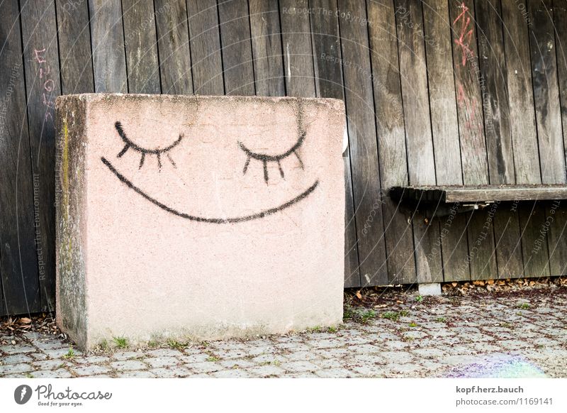 Die Leichtigkeit des Steins Stadt Zeichen Graffiti Erholung genießen Lächeln schlafen träumen eckig einfach Gefühle Glück Zufriedenheit Lebensfreude