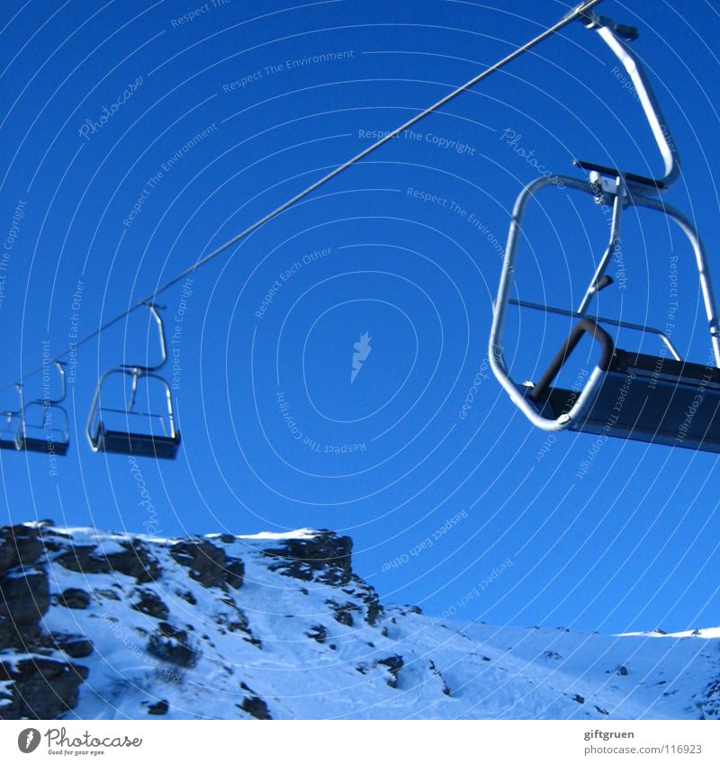 gipfelstürmer Sesselbahn Seilbahn Skilift himmelblau Gipfel Skier Winter Wintersport Österreich Bundesland Tirol Innsbruck Tourismus Drahtseil Sport Spielen