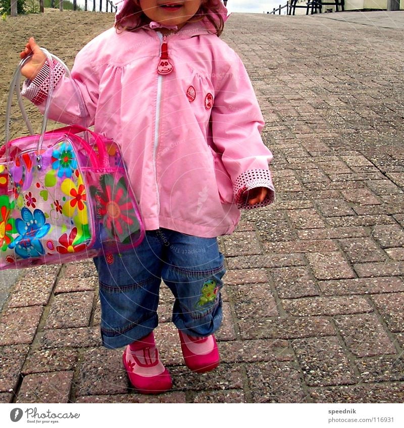 Geschlechtsspezifische Sozialisation [sexus femininum] rosa Handtasche Tasche Kind Kleinkind Kindergarten CDU CSU Mädchen Schuhe Anorak Kapuze Accessoire grell