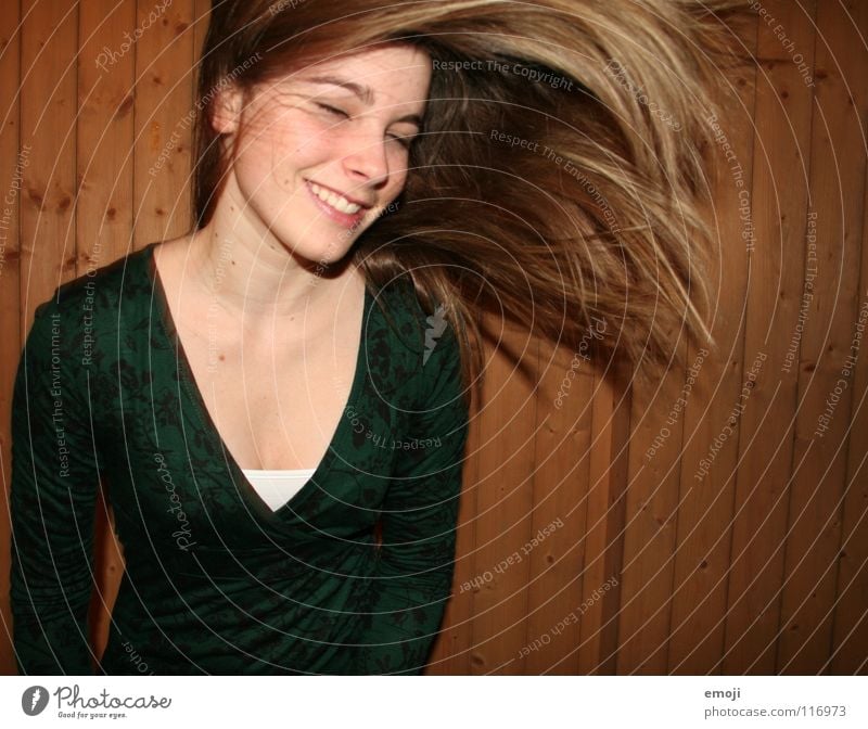 ich hab die Haare schön.. *sing* Frau Jugendliche rocken authentisch Holzwand Luft Brise süß Beautyfotografie genießen Gute Laune Bewegung Friseur Freude