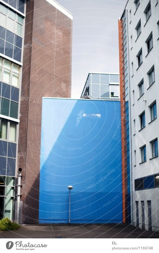blaue wand Wand Tag Stadt Stadtzentrum Haus Hochhaus Platz Gebäude Architektur Architekturfotografie Mauer Fenster eckig Farbfoto Wolkenloser Himmel