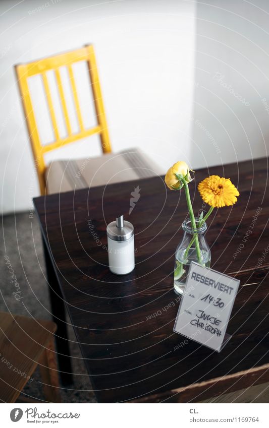 inkje + christoph Zucker Möbel Stuhl Tisch Blume Blüte Zuckerstreuer Café gelb Farbfoto Innenaufnahme Menschenleer Tag Schwache Tiefenschärfe