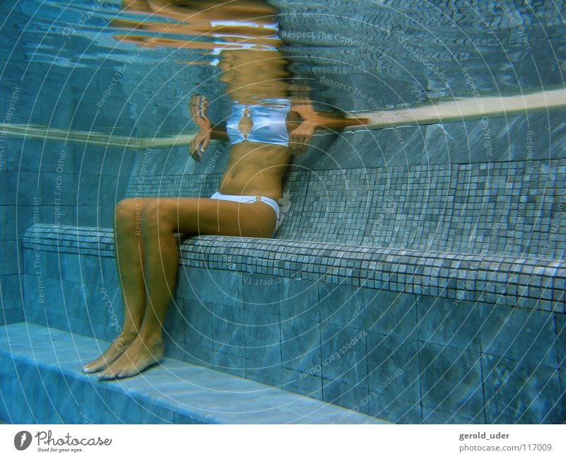 Frau im Pool Bikini Schwimmbad Erholung kalt kühlen fließen Sommer Wasser sitzen Spa Unterwasseraufnahme Gesundheit Fliesen u. Kacheln blau