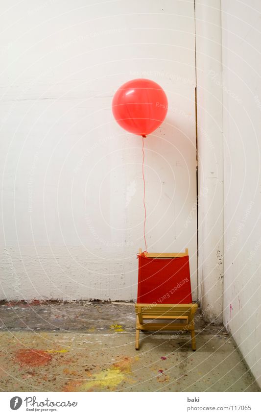 festgebunden Luftballon Helium fliegen angekettet rot gelb weiß mehrfarbig Liegestuhl Farbfleck Kunst Kunsthandwerk Farbe aufgeblasen