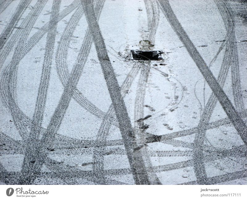 Reifenspur an einem Wintertag Schnee Verkehrswege Parkplatz Bewegung Richtung Gully abstrakt Morgendämmerung Silhouette Vogelperspektive Strukturen & Formen