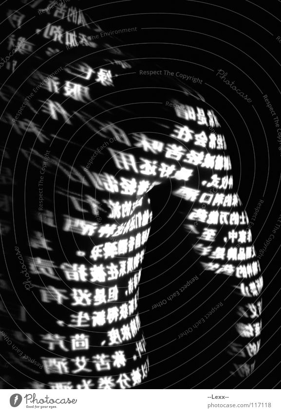 Zeichen Oberkörper Torso maskulin Chinesisch schwarz weiß dunkel Akt Schwarzweißfoto Buchstaben Schriftzeichen Körper Kraft Muskulatur Kanji Kontrast