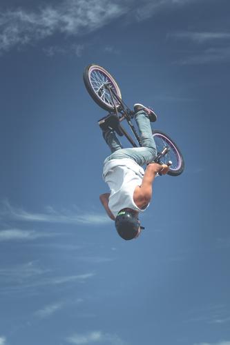 BMX Jump Lifestyle Stil Freude Freizeit & Hobby Sport Fahrradfahren Extremsport springen maskulin Junger Mann Jugendliche Erwachsene 1 Mensch Himmel nur Himmel