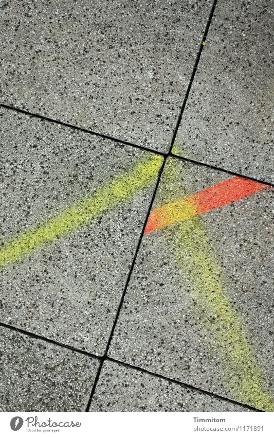 Farbspiel. Bodenplatten Beton Linie ästhetisch eckig einfach gelb grau orange schwarz Gefühle diszipliniert egoistisch Klarheit Vogelperspektive Neigung