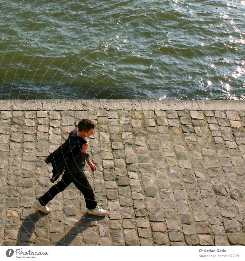 Im walking Frankreich Paris Seine Louvre Mann Franzosen gehen Spaziergang schwarz grün weiß Schuhe Vogelperspektive laufen Wasser Fluss Kopfsteinplaster blau