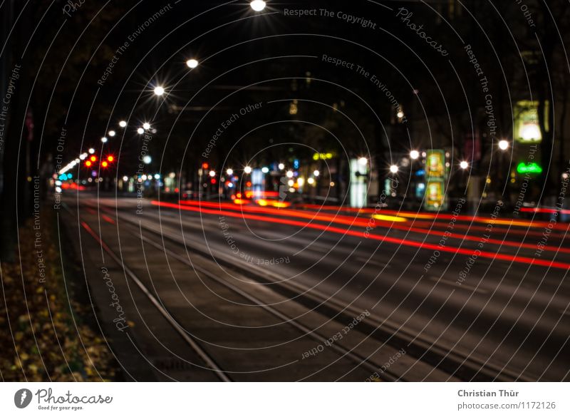 Nachtlichter Stadt Hauptstadt Menschenleer Haus Verkehr Personenverkehr Straßenverkehr Autofahren Fahrzeug PKW beobachten Gefühle bewegungslos