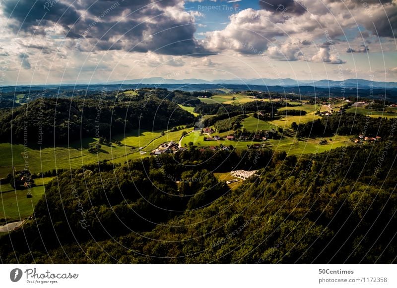Die grüne Steiermark von oben Sommer Sommerurlaub Natur Landschaft Gewitterwolken Sonnenlicht Schönes Wetter Wiese Feld Wald Hügel Bundesland Steiermark
