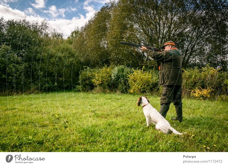 Jäger mit einem Gewehr Freizeit & Hobby Spielen Jagd Sport Mensch Mann Erwachsene Natur Landschaft Herbst Wiese Jacke Hund wild Konzentration Skandinavien