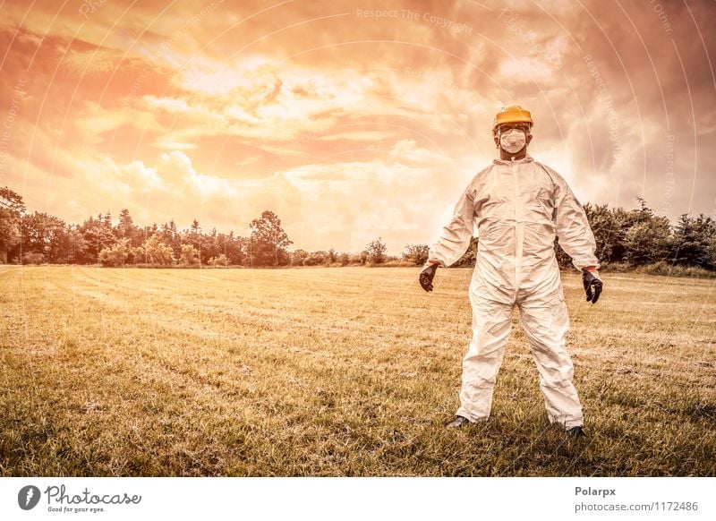Chemiker auf einem Feld Wissenschaften Arbeit & Erwerbstätigkeit Beruf Industrie Mensch Mann Erwachsene Natur Wolken Gras Anzug Handschuhe stehen stark gelb