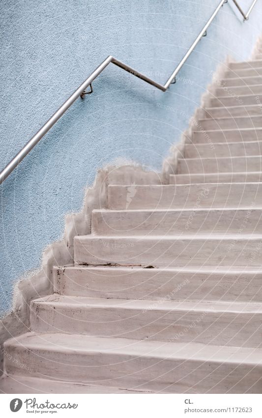 treppe Mauer Wand Treppe Treppengeländer eckig blau grau Perspektive Wege & Pfade Ziel Farbfoto Außenaufnahme Menschenleer Tag