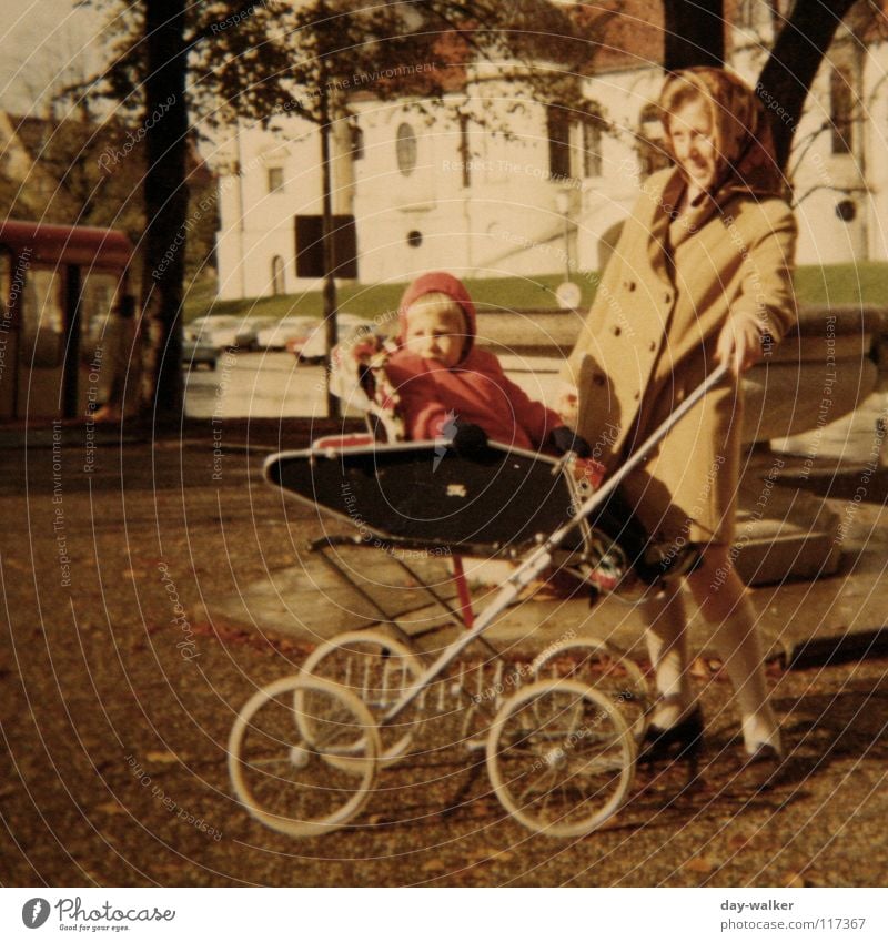 Teita gehen (fahren) Mutter Kinderwagen München Neugier retro Zusammensein Kleinkind Ausflug Außenaufnahme historisch