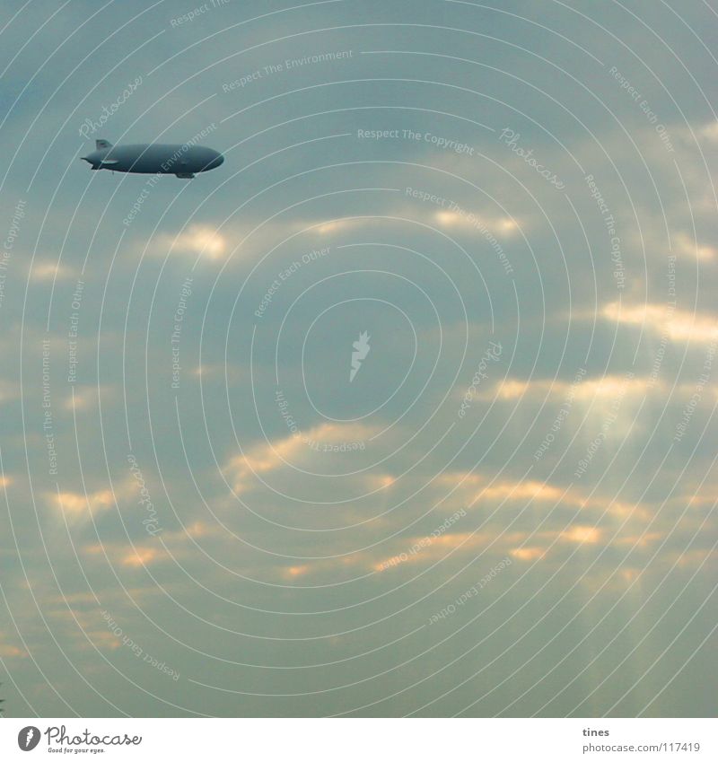 Wolkensteurer Zeppelin Luft UFO Luftverkehr Himmel Wetter Sonne Beleuchtung blau Quantitätskontrast chromogen Lampe