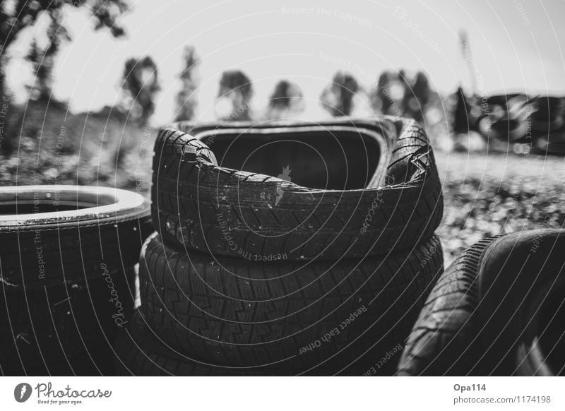 Reifenstapel Reifenprofil Gummi alt schwarz weiß Vergänglichkeit "Reifen Stapel Lager eingedrückt Delle kaputt Profil" Schwarzweißfoto Außenaufnahme Nahaufnahme