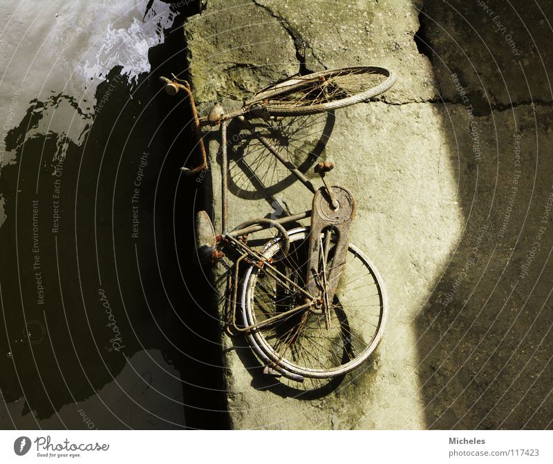 Italien Fahrrad Schrott Freizeit & Hobby Fluss Schatten Wasser Mauer...