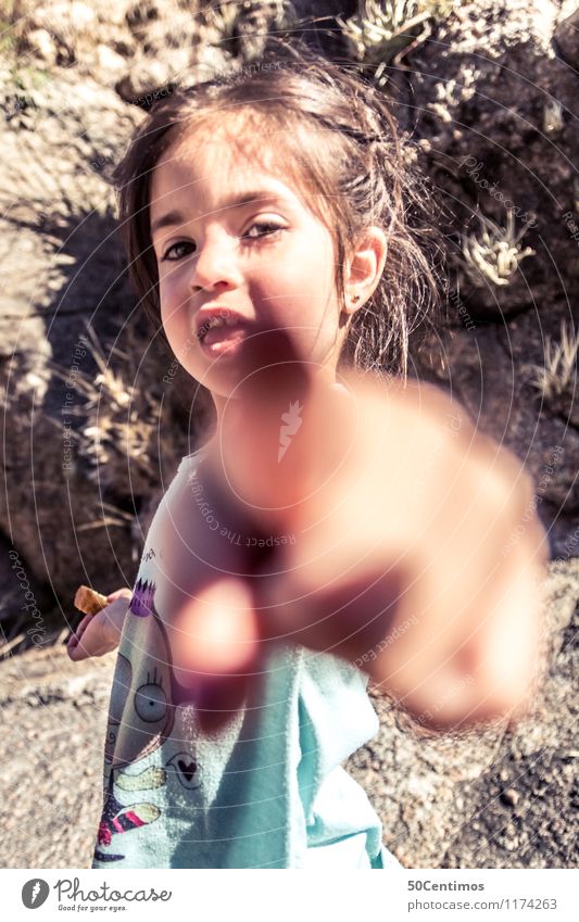 You are the next Kleinkind Mädchen Finger 1 Mensch 1-3 Jahre 3-8 Jahre Kind Kindheit T-Shirt brünett langhaarig entdecken Glück lernen Photo-Shooting zeigen