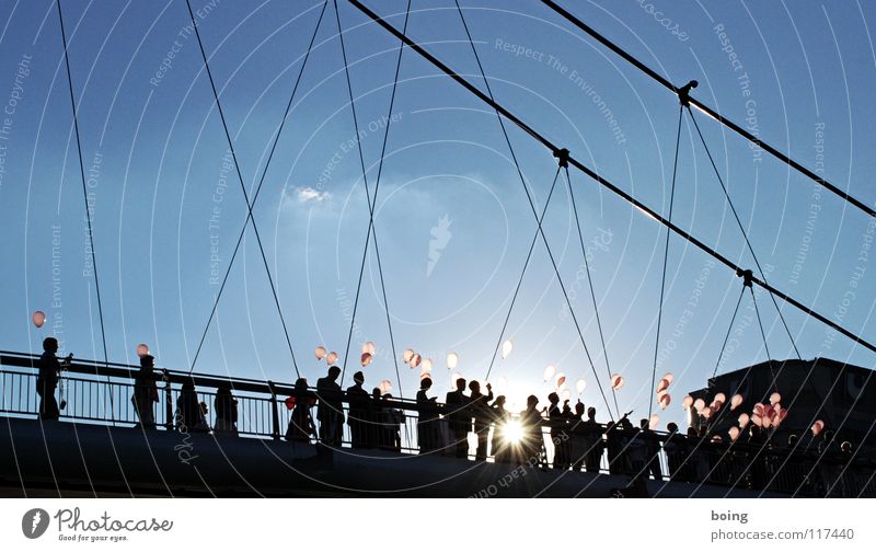Fernmeldeästhetik - Startvorbereitung Luftballon aufsteigen loslassen Luftpost Sonnenuntergang Stadt Partnerschaft Ehe Verbundenheit Vertrauen Sehnsucht Wunsch