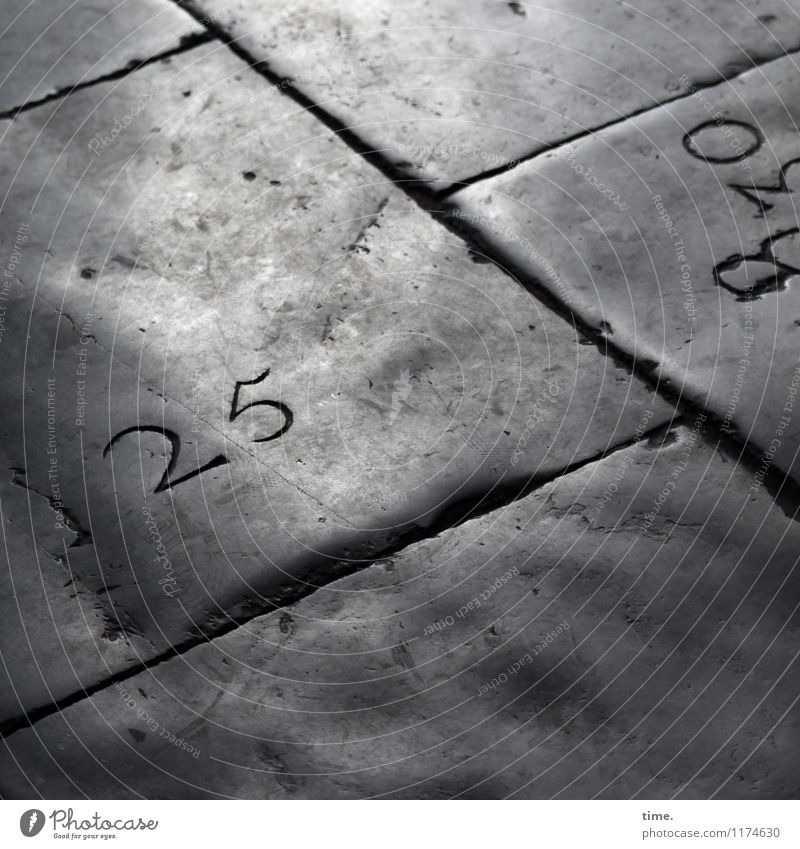 unscheinbares Detail | 25 Kirche Wege & Pfade Bodenbelag Bodenplatten Grabstein Fuge Stein Ziffern & Zahlen Linie alt authentisch dunkel eckig historisch