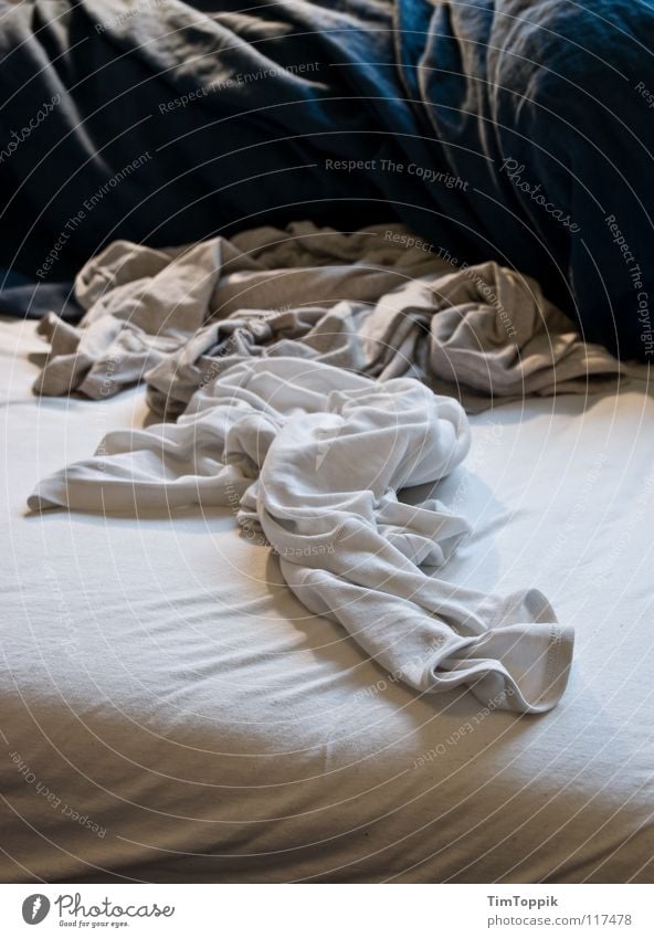 Extreme Gewusel Bett Hemd T-Shirt Pullover Unterhemd Schlafanzug Bettlaken Bettwäsche Wäsche schlafen aufstehen Morgen unordentlich Falte chaotisch aufräumen