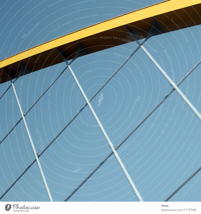 Unter Spanunng Himmel Schönes Wetter Brücke Bauwerk Gebäude Architektur Metall Stahl Linie Netz Strebe blau gelb silber Stress Design Fortschritt Problemlösung
