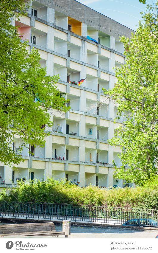 politisches Statement Potsdam Stadt Stadtzentrum Hochhaus Plattenbau Balkon Fahne Deutsche Flagge Zeichen Gesellschaft (Soziologie) Politik & Staat protestieren