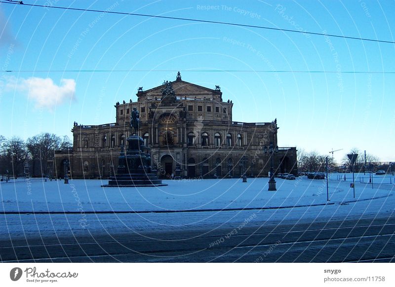 Semperoper Dresden Winter Denkmal kalt Architektur Schnee Frost Berühmte Bauten Bekanntheit historisch Historische Bauten Blauer Himmel Hintergrund neutral