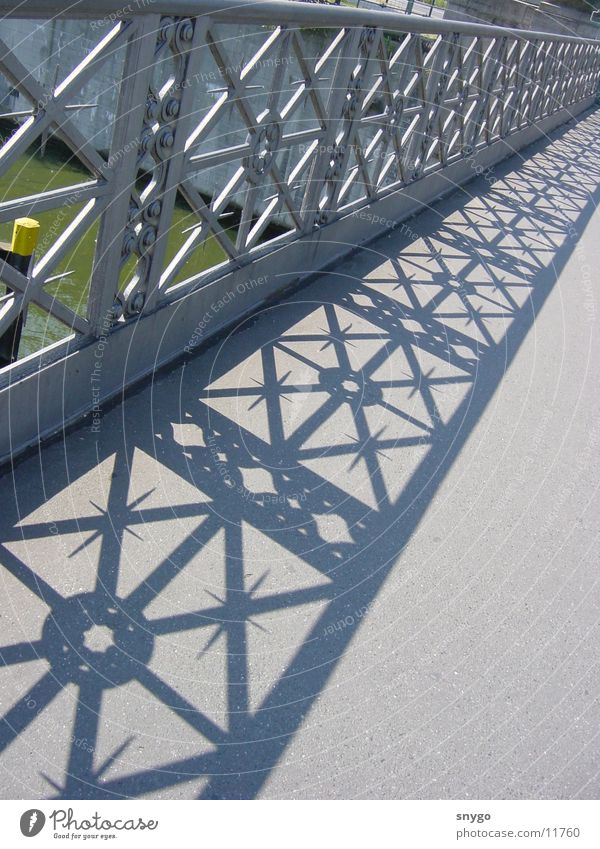 brücke Stahl Architektur Brücke Wasser Schatten Graffiti hell Geländer Fluss