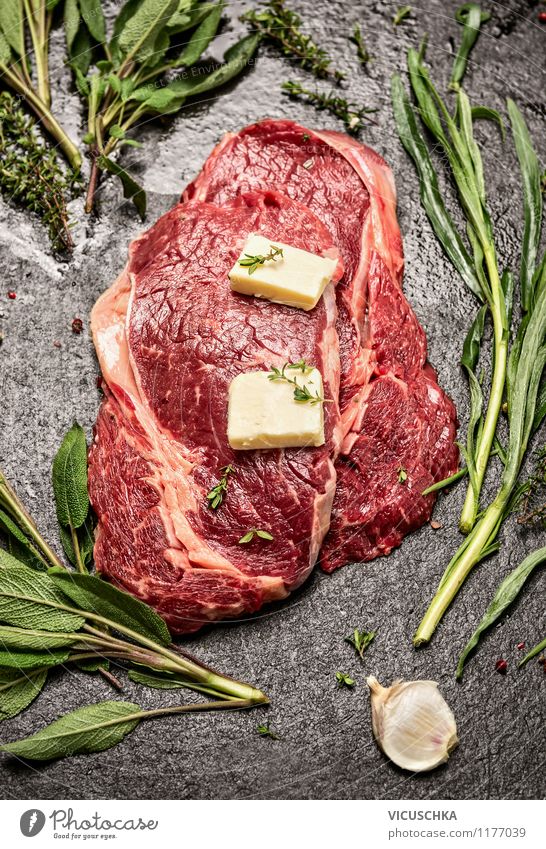 Steaks mit Kräuter und Butter zubereiten - ein lizenzfreies Stock Foto ...