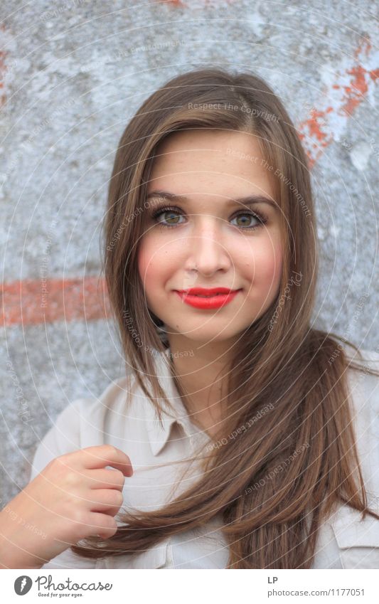 L1 schön Schminke Lippenstift Junge Frau Jugendliche Haare & Frisuren Gesicht genießen Lächeln weich grau rot selbstbewußt Optimismus Erfolg Willensstärke