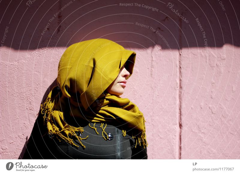 Profil und ein Schal feminin Junge Frau Jugendliche Gesicht Mauer Wand Blick schön einzigartig retro Wärme weich grün rosa schwarz selbstbewußt Coolness