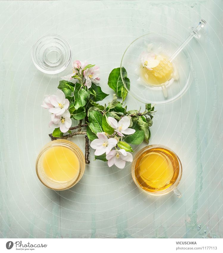 Honig mit frischen Obstbaumblüten Lebensmittel Süßwaren Marmelade Ernährung Bioprodukte Vegetarische Ernährung Diät Getränk Tee Geschirr Teller Tasse Becher