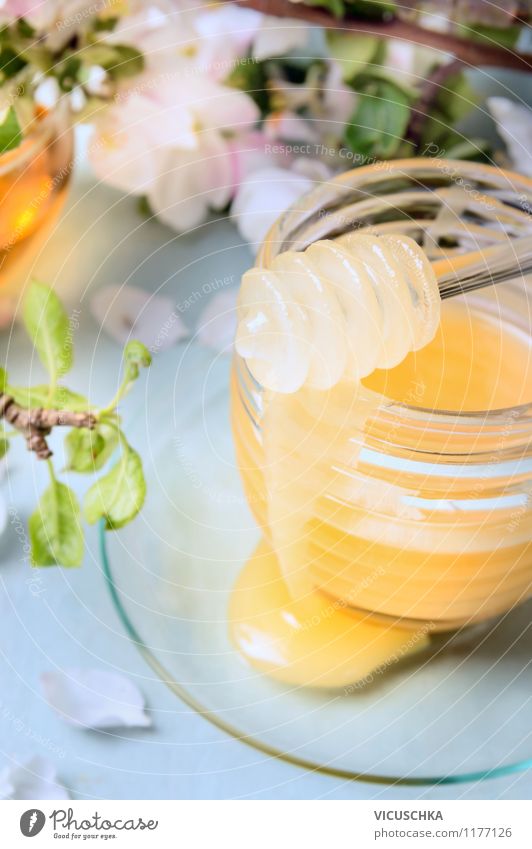 Frische Honig in Glasbehälter Lebensmittel Dessert Süßwaren Ernährung Frühstück Bioprodukte Vegetarische Ernährung Diät Flasche Löffel Stil Design