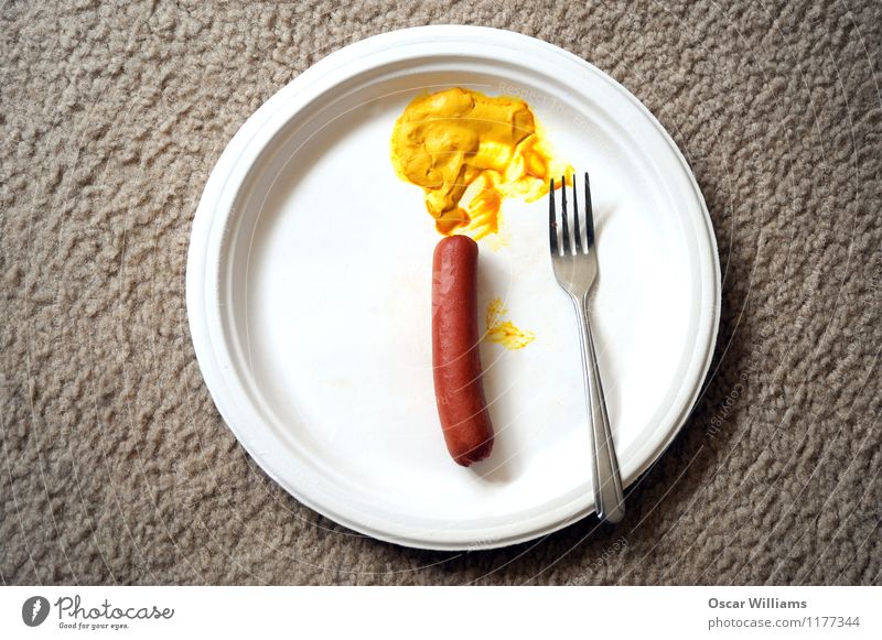 Hot Dog und Senf. Lebensmittel Fleisch Wurstwaren Essen Mittagessen Fastfood Teller Raum Farbfoto Innenaufnahme Menschenleer Tag Starke Tiefenschärfe