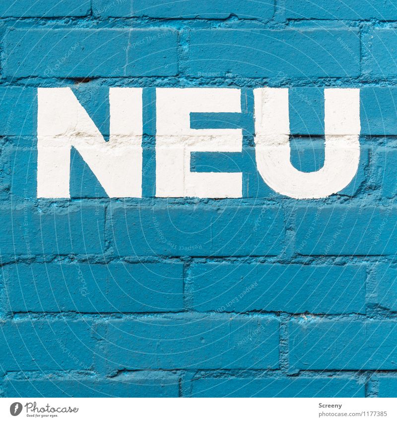 ... ist nicht immer besser | UT Köln Farbstoff Backstein Schriftzeichen Stadt blau weiß neu Farbfoto Detailaufnahme Menschenleer Tag Starke Tiefenschärfe