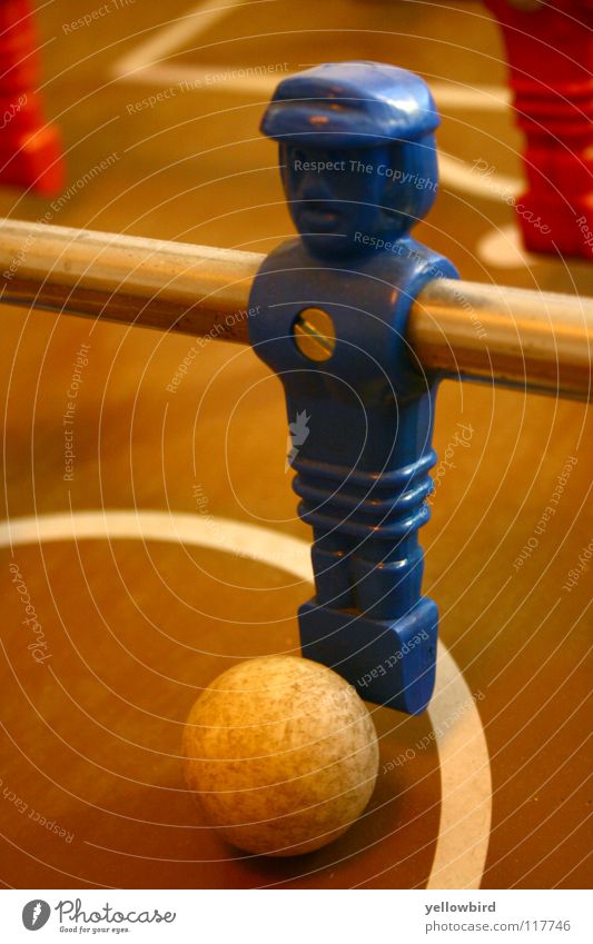Der Hauptmann. Tischfußball Fußballer Sport Spielen Ball Kugel blau Spielfigur Schraube Mittelkreis Vorderansicht Nahaufnahme Stab Perspektive