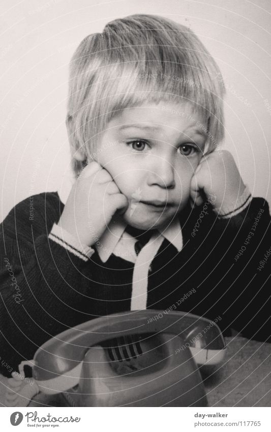 SIE ruft nicht an .. Kind Telefon Junge blond Jacke genervt Telefongespräch retro Spielzeug Haare & Frisuren Langeweile alt Traurigkeit