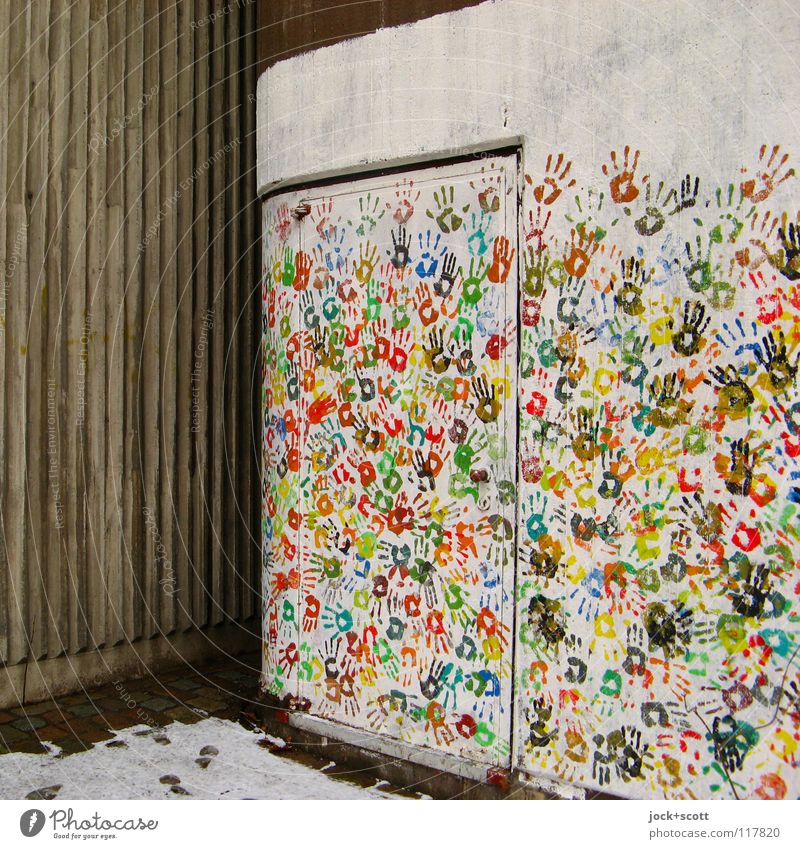 Gestaltung Wand mit vielen bunten Händen Hand Schnee Tür Dekoration & Verzierung Umwelt Partizipation Verschiedenheit Ecke Abdruck Teamwork Straßenkunst