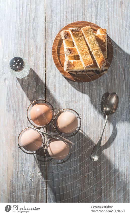 Frühstückstisch mit gekochten Eiern Ernährung Mittagessen Diät Teller Löffel Tisch frisch lecker natürlich weich braun gelb weiß kochen & garen Zuprosten