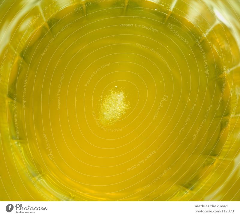 ALMOST LIQUID II Eiswürfel Licht Kunstlicht Becherrand Glas Am Rand Flüssigkeit kalt kühlen gelb Luftblase Limonade Getränk trinken Durstlöscher Ecke Muster